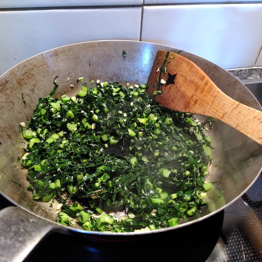 Palmkohl fein geschnitten in der Pfanne andünsten