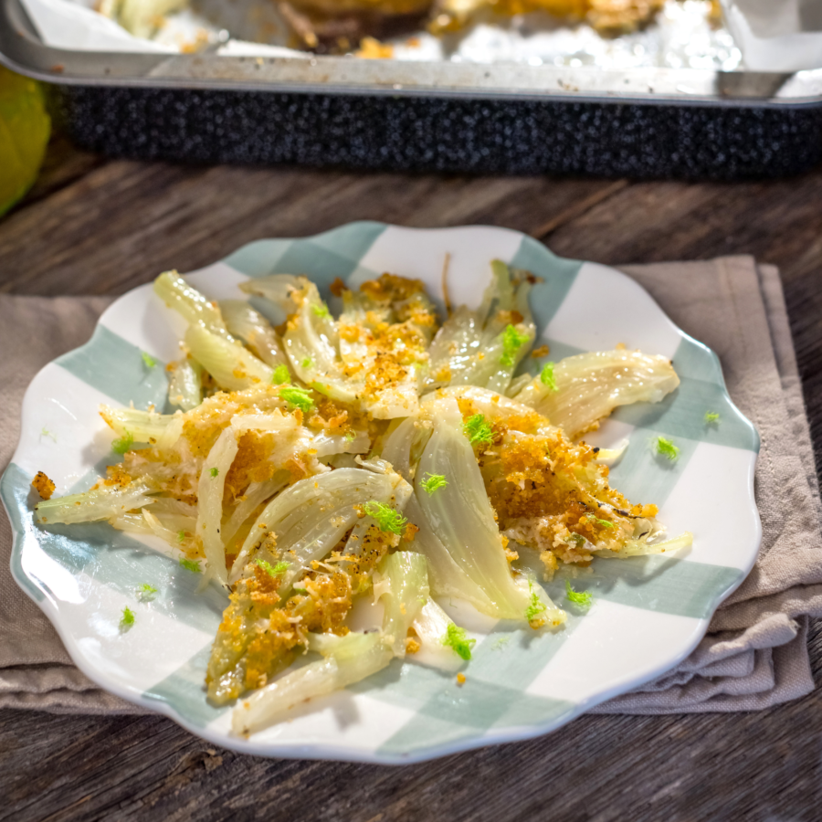 Überbackener Fenchel angerichtet auf Teller